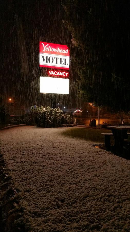 Yellowhead Motel Valemount Exteriör bild
